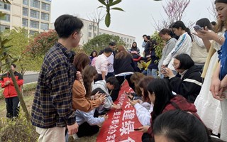 口腔医学系“学党史，我为群众办实事——履行植树义务，共建绿色校园”植树活动