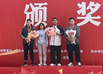 奋力一推，向浩同学创造我校在湖南省大学生田径比赛中夺金历史，斩获男子组铅球冠军！