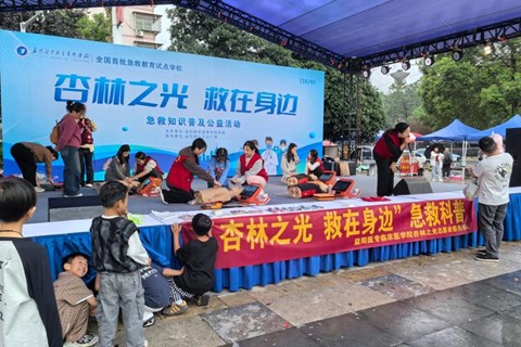 益阳医专国庆期间走进万达广场开展全民急救科普公益活动