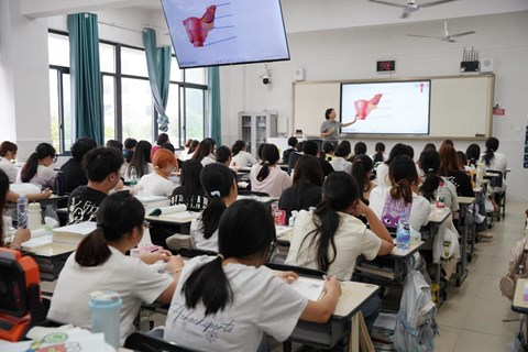 进课堂 到一线 校领导护航新学期开学工作