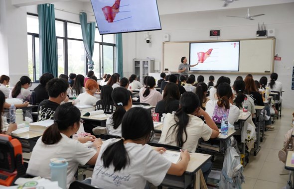 进课堂 到一线 校领导护航新学期开学工作