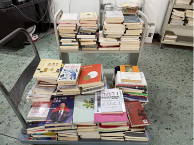 益阳医专图书捐赠活动掀热潮，校领导带头捐书传递书香