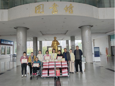 益阳市萤火虫社工中心向益阳医专捐赠图书