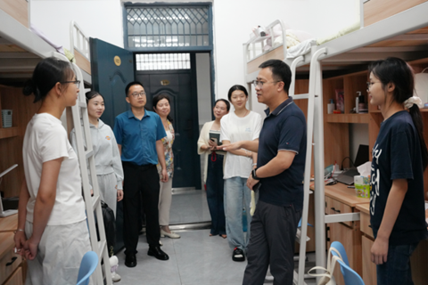 走访寝室暖人心 深耕服务育新人 