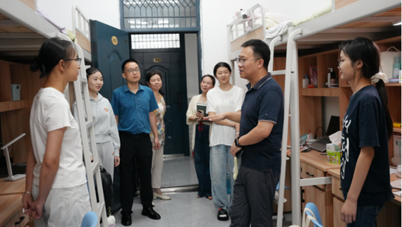 走访寝室暖人心 深耕服务育新人 ---我校书记校长深入宿舍、食堂开展开学走访调研
