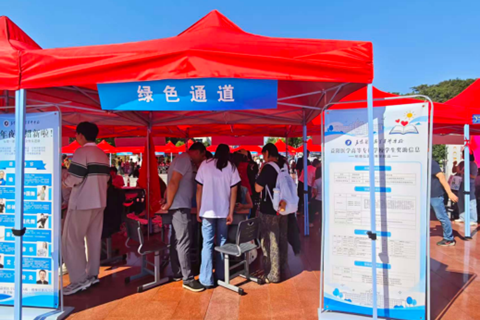 益阳医专：暖心礼包迎新生，精准帮扶助启航