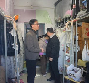 校领导深入一线为安全护航|开展学生公寓专项检查