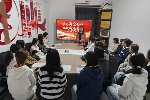 学习两会精神，争做有为青年：益阳医专微党课开进“一站式”学生社区