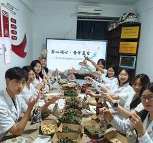 专业级消暑解乏！益阳医专药学生手工中药包送达，为省运会志愿者续航