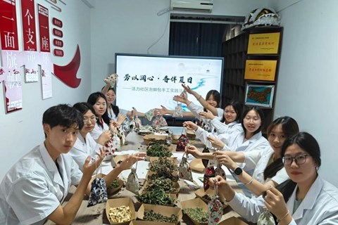 专业级消暑解乏！益阳医专药学生手工中药包送达，为省运会志愿者续航