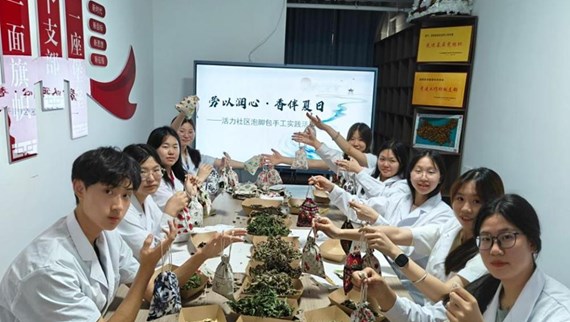 专业级消暑解乏！益阳医专药学生手工中药包送达，为省运会志愿者续航
