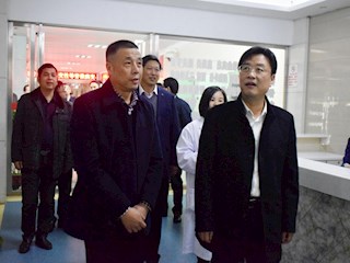 益阳市人民政府市长张值恒（右一）来我校考察市残疾人康复中心建设项目