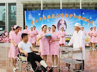 护士行为规范大赛展学子风采